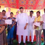 రైతులకు కొత్త పట్టా పుస్తకాలు అందజేసిన రఘురామా ..