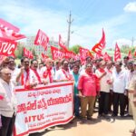 మున్సిపల్ కార్మికులు భీమవరం, జిల్లా కలెక్టరేట్ వద్ద ధర్నా