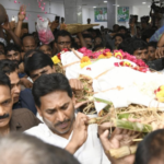 నా తండ్రి సమానుడు.. పద్మనాభం ‘పాడే’ మోసిన జగన్..