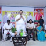 రైతులకు కొత్త పట్టాదారు పాసు పుస్తకాలను అందించిన ‘రఘురామా