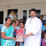 అంగన్వాడి టీచర్స్ కు, ఆయాలకు 1000 కుపైగా చీరలను.. RRR