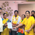 భీమవరం టీడీపీ అభ్యర్థులకు B ఫారంలు అందజేసిన తోట..